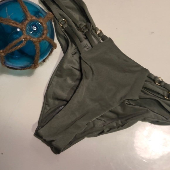 Beach Bunny Bikini bottoms - Picture 1 of 4